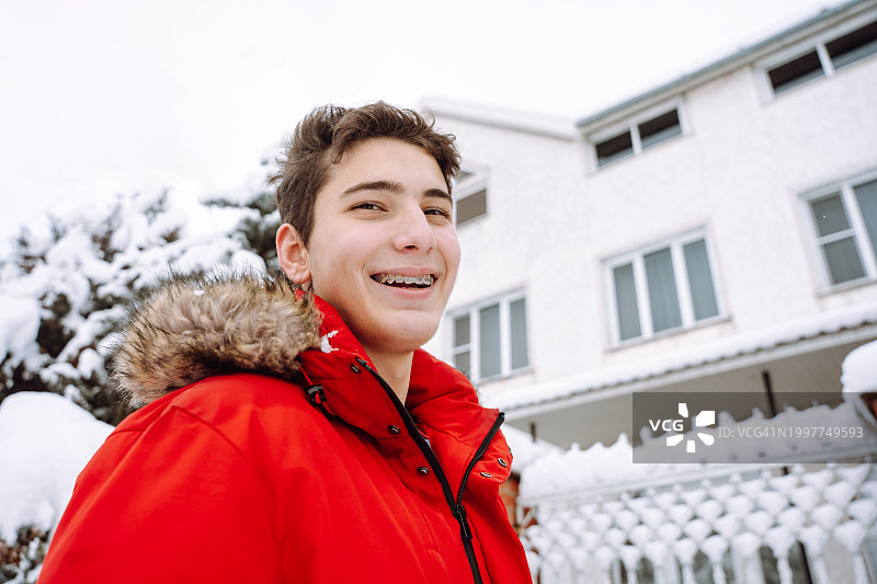 雪地背景下的红夹克男子图片素材