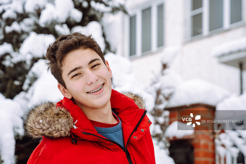 雪地背景下的红夹克男子图片素材