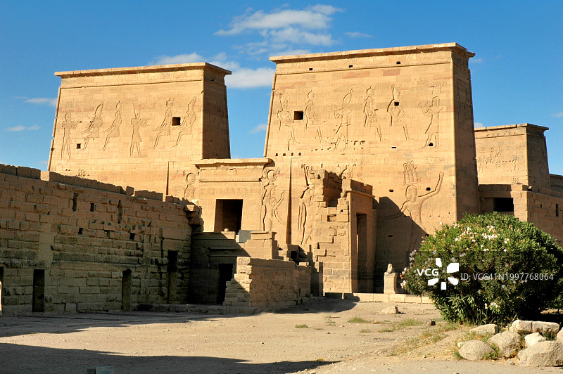 埃及阿斯旺附近尼罗河上的菲莱伊西斯神庙图片素材