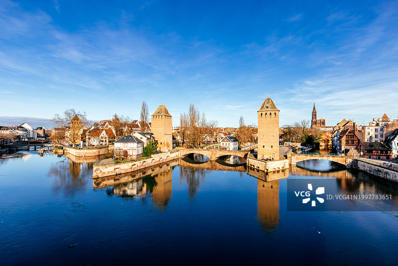 阳光明媚的日子里，横跨伊尔河的廊桥，法国斯特拉斯堡鸟瞰图图片素材