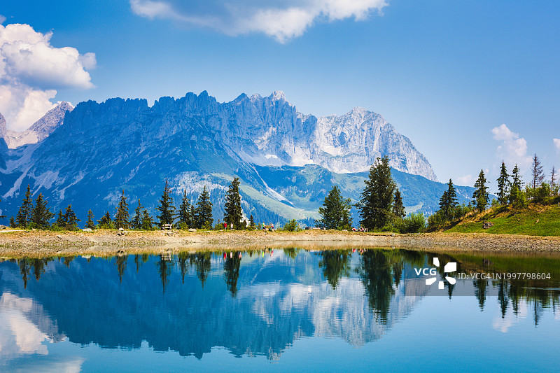 奥地利戈因的阿斯特伯格湖，可欣赏维尔德凯泽山脉图片素材