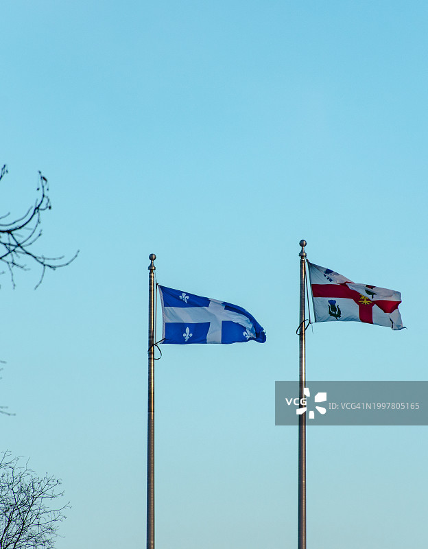 魁北克旗帜在蓝天下飘扬图片素材