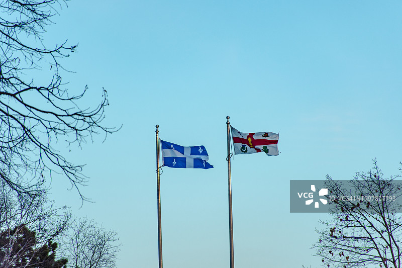 魁北克旗帜在蓝天下飘扬图片素材