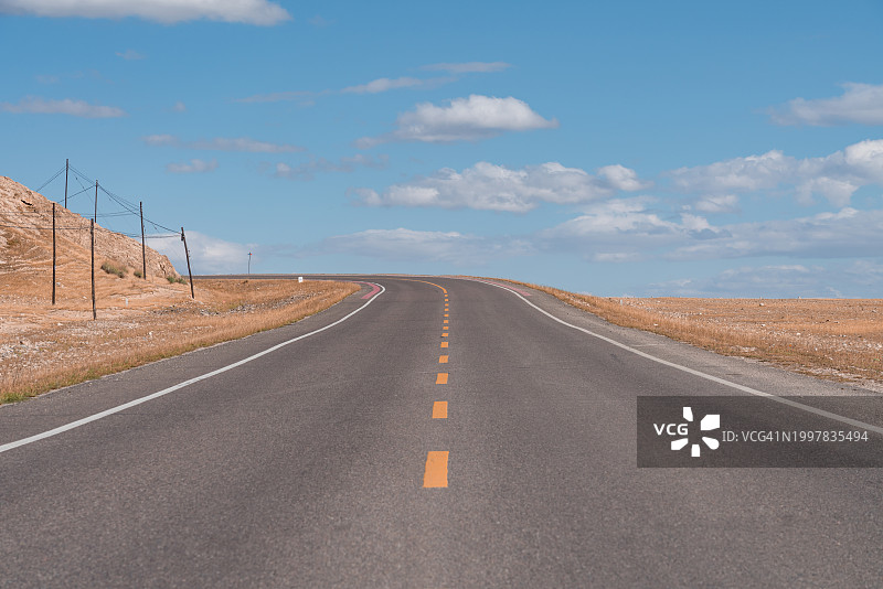 秋季草原上的沥青路图片素材