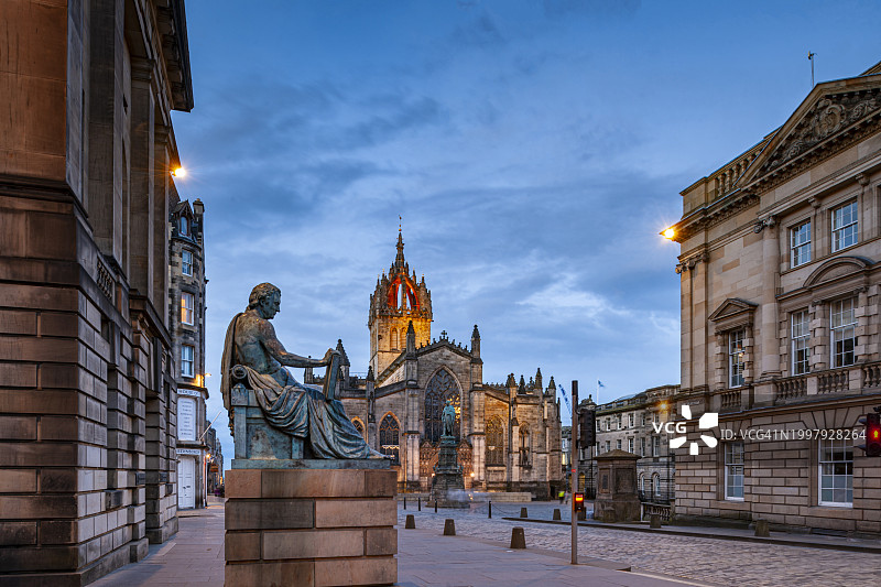 苏格兰爱丁堡黄昏时分的高街或皇家英里图片素材