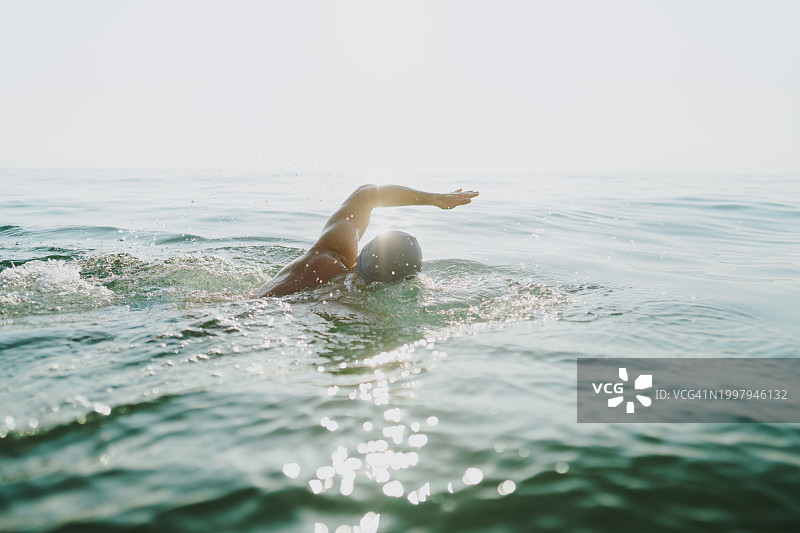 在海中游泳的男人图片素材