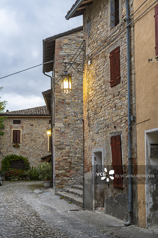 艾米利亚-罗马涅，萨尔索马焦雷泰尔梅，锡皮奥内城堡村庄的巷道景观图片素材