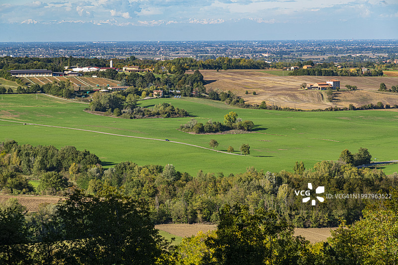 艾米利亚-罗马涅，萨尔索马焦雷泰尔梅，锡皮奥内城堡附近的风景图片素材