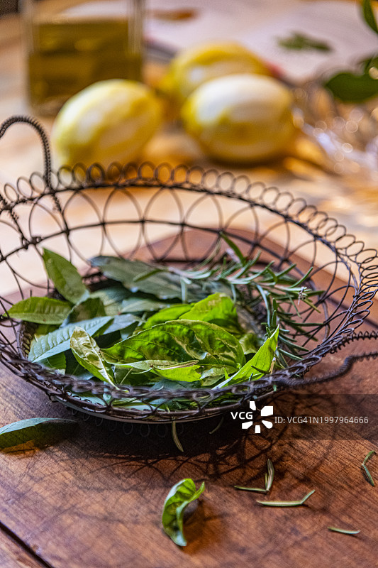 艾米利亚-罗马涅的鼠尾草和薄荷叶图片素材