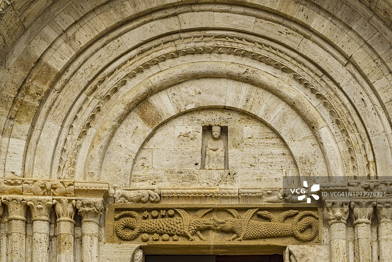 托斯卡纳圣奎里科-德尔恰圣奎里科和朱莉塔教堂主门的细节图片素材