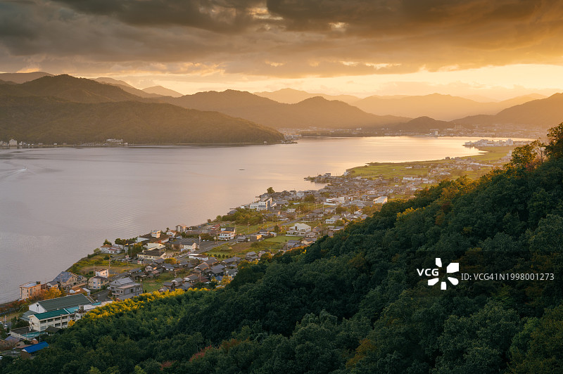 日本京都天桥立运河住宅区的壮丽日落图片素材