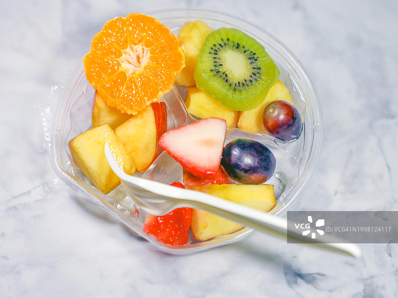 一次性外卖容器中的新鲜水果沙拉图片素材
