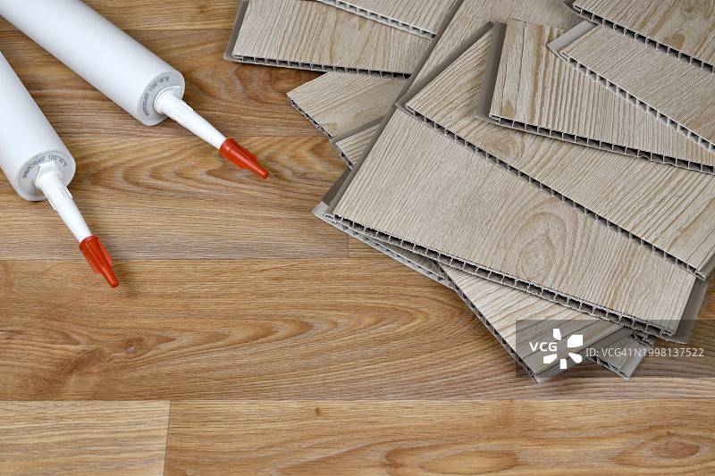 木桌上的工作工具高角度视图图片素材