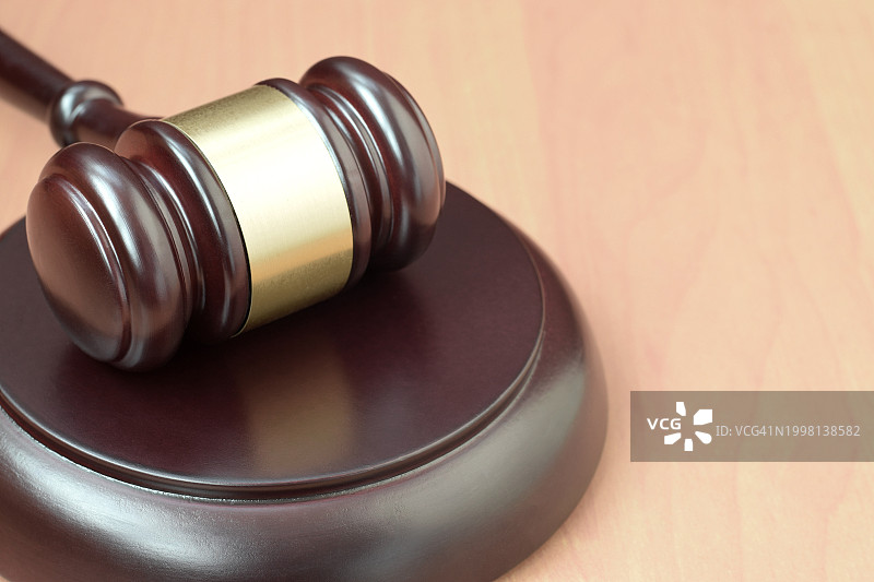 桌子上的法槌特写图片素材