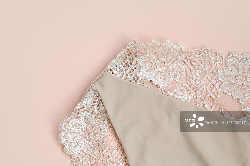 桌子上连衣裙的俯视图图片素材