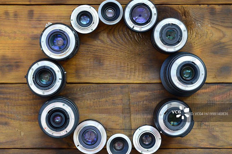 木桌上的相机镜头俯视图图片素材