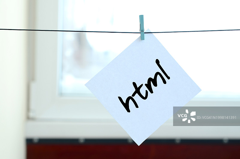 晾衣绳上文字的特写图片素材