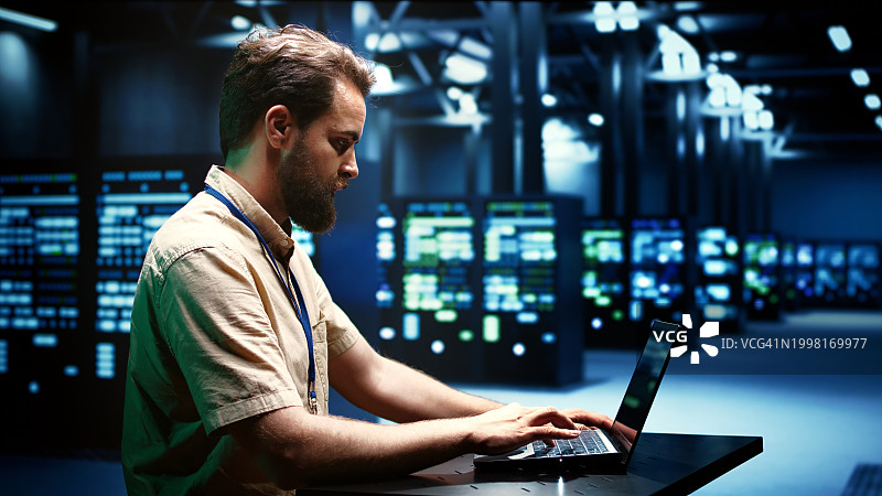 在办公室工作的商人图片素材