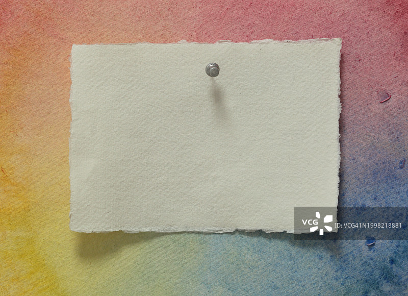 水彩背景上的毛边纸图片素材