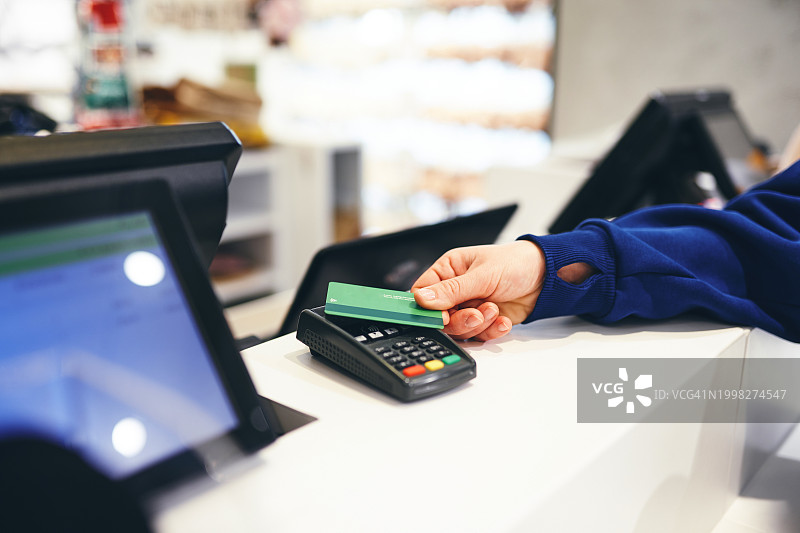 市场非接触式支付：无线读卡器扫描信用卡图片素材
