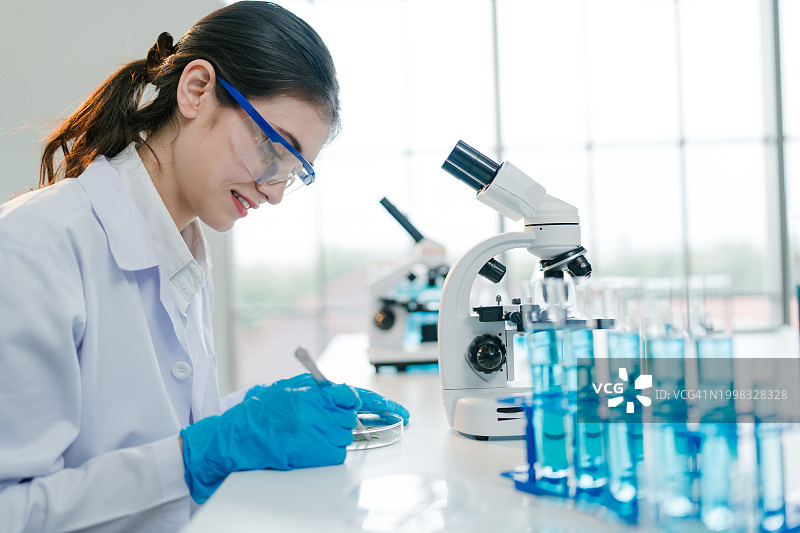 科学家在实验室显微镜下检查样本图片素材