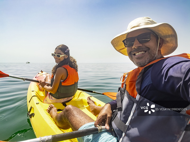 游客在皮划艇上自拍图片素材