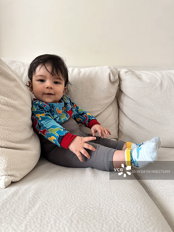 一个可爱的小男孩肖像图片素材