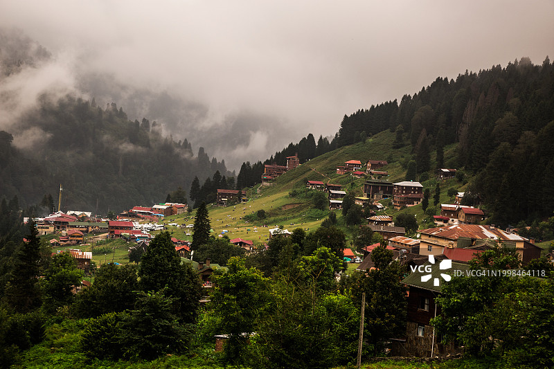 土耳其埃尔祖鲁姆的树木和建筑物高角度景观图片素材
