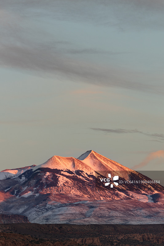 日落时分山脉与天空的美景，美国犹他州图片素材