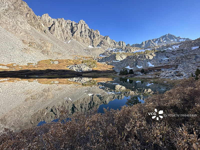 美国加利福尼亚州毕夏普的湖泊和山脉的风景图片素材