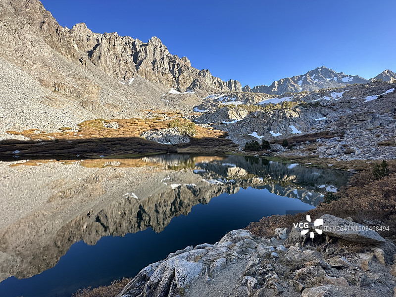 美国加利福尼亚州毕夏普的湖泊和雪山风光图片素材
