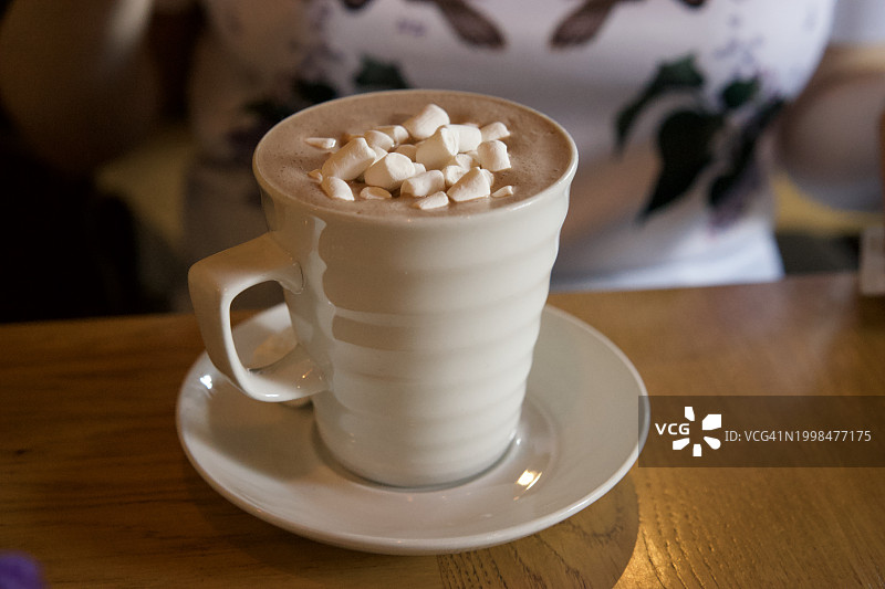 桌子上的咖啡杯特写图片素材