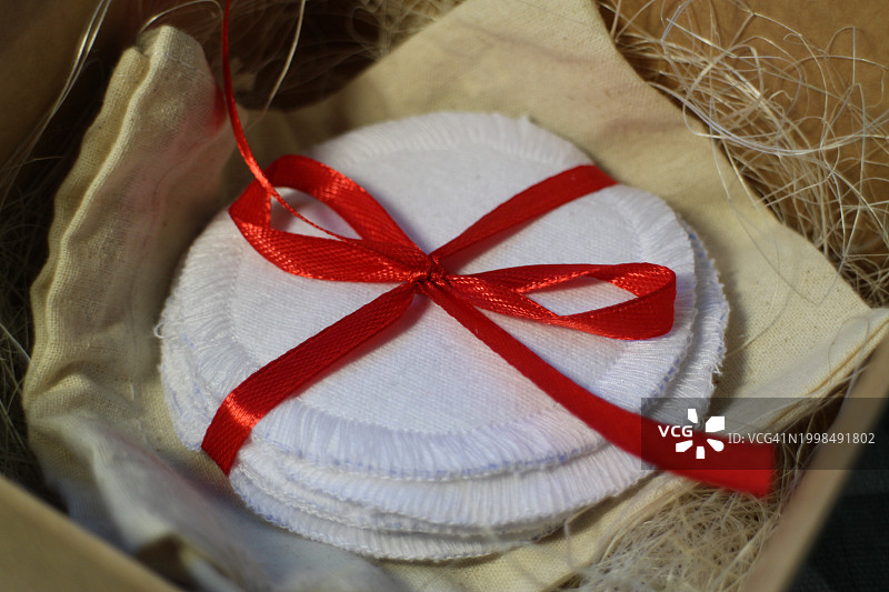 桌上礼品的高角度视图图片素材