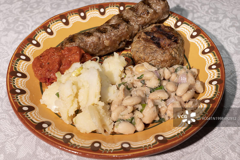 餐桌上盘子里食物的特写图片素材