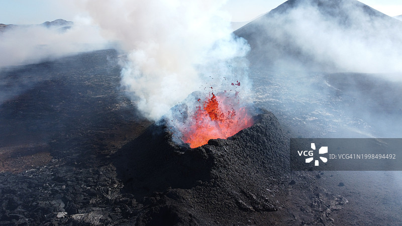 火山 crater 冒出的烟雾的高角度视图图片素材