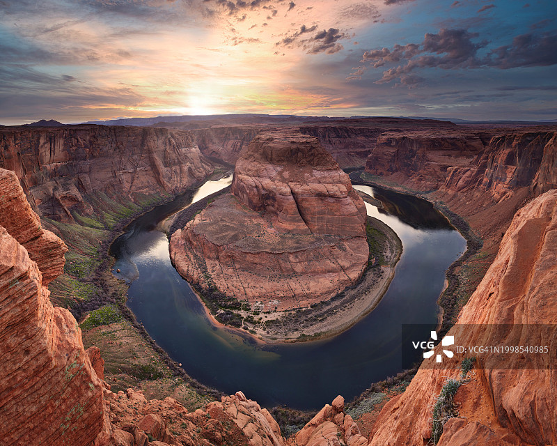 亚利桑那州日落时分的马蹄湾高角度视图图片素材