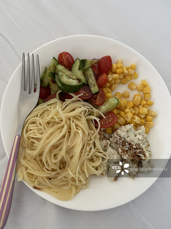 正上方是餐桌上盘子里食物的照片图片素材