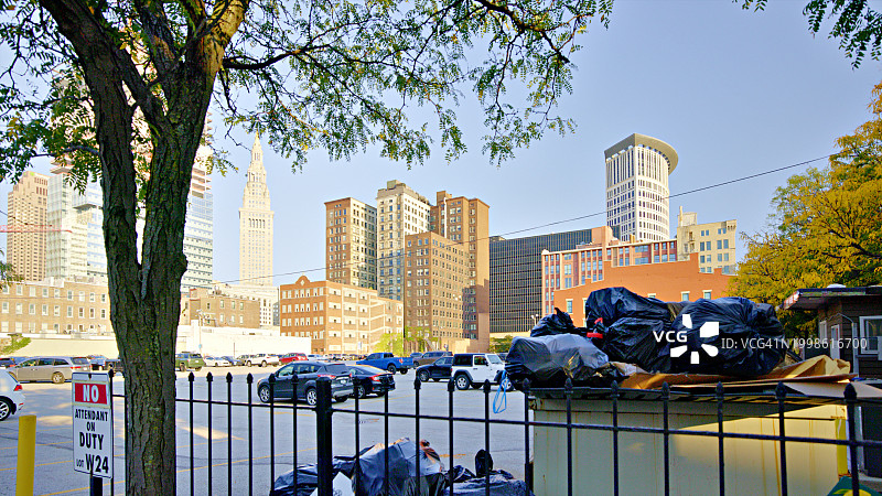 美国城市街道旁的垃圾袋图片素材