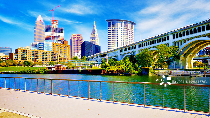 从凯霍加河看到的克利夫兰天际线图片素材