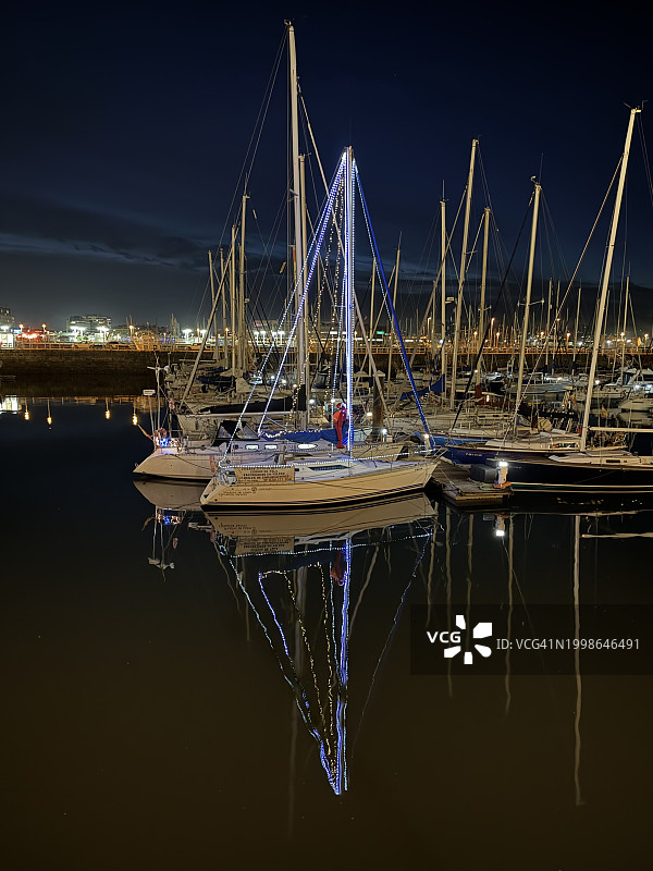 西班牙阿斯图里亚斯日落时分的码头景色图片素材