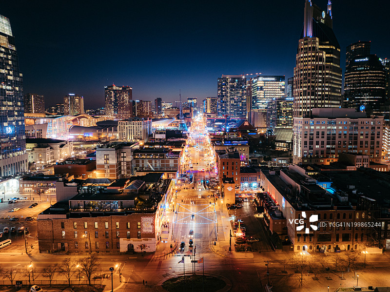 纳什维尔市中心百老汇大街的夜景空中视角图片素材