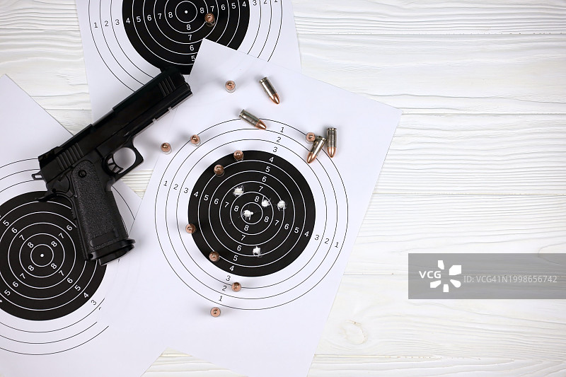 俯视拍摄的桌面上的物品图片素材