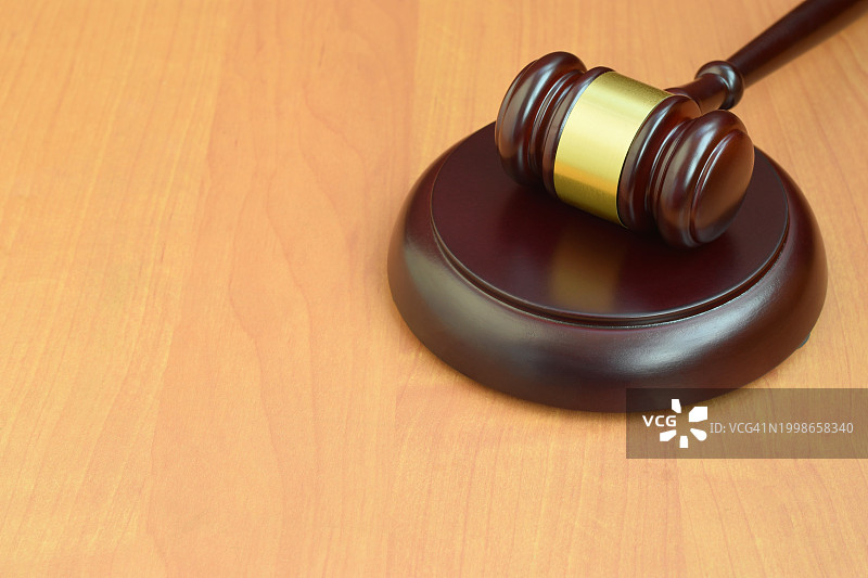 木桌上的木槌高角度视图图片素材