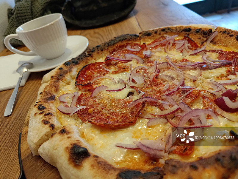 餐桌上披萨的特写图片素材