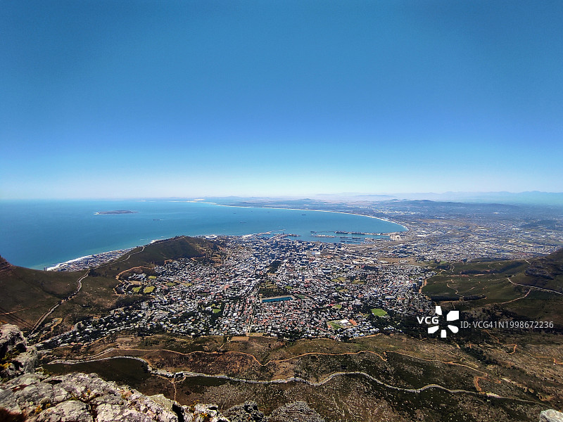 高角度拍摄的城市海景，蓝天白云图片素材