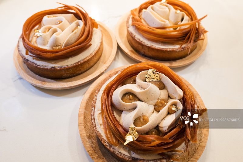 桌子上盘中甜点的高角度视图，美国华盛顿州博塞尔图片素材