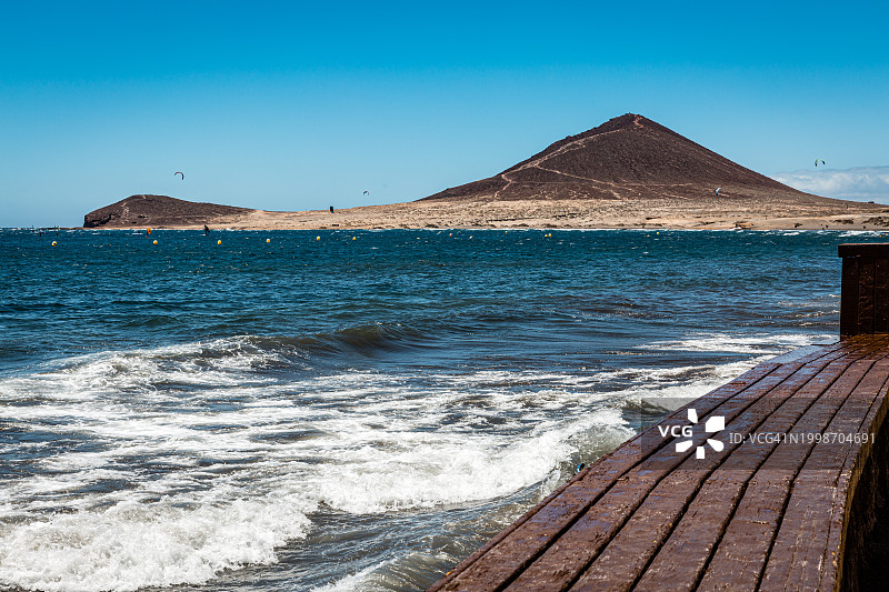 西班牙特内里费岛埃尔梅达诺海滩的红山图片素材