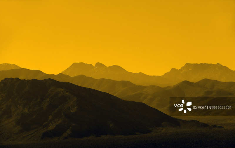山脉轮廓，颜色转换为黄色和黑色图片素材