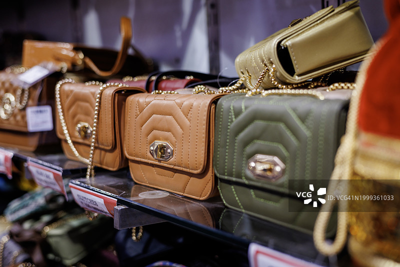 时尚商店货架上出售的全新名牌手袋图片素材