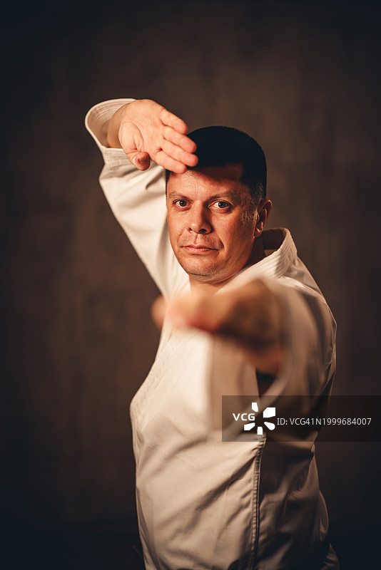 穿白色和服的中年男人练习空手道图片素材